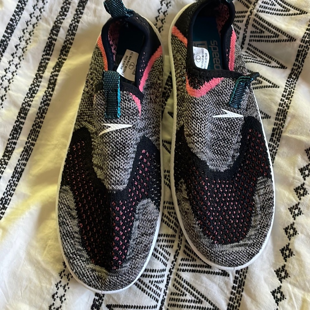 Girls size large 2/3 speedo water shoes. Worn once!